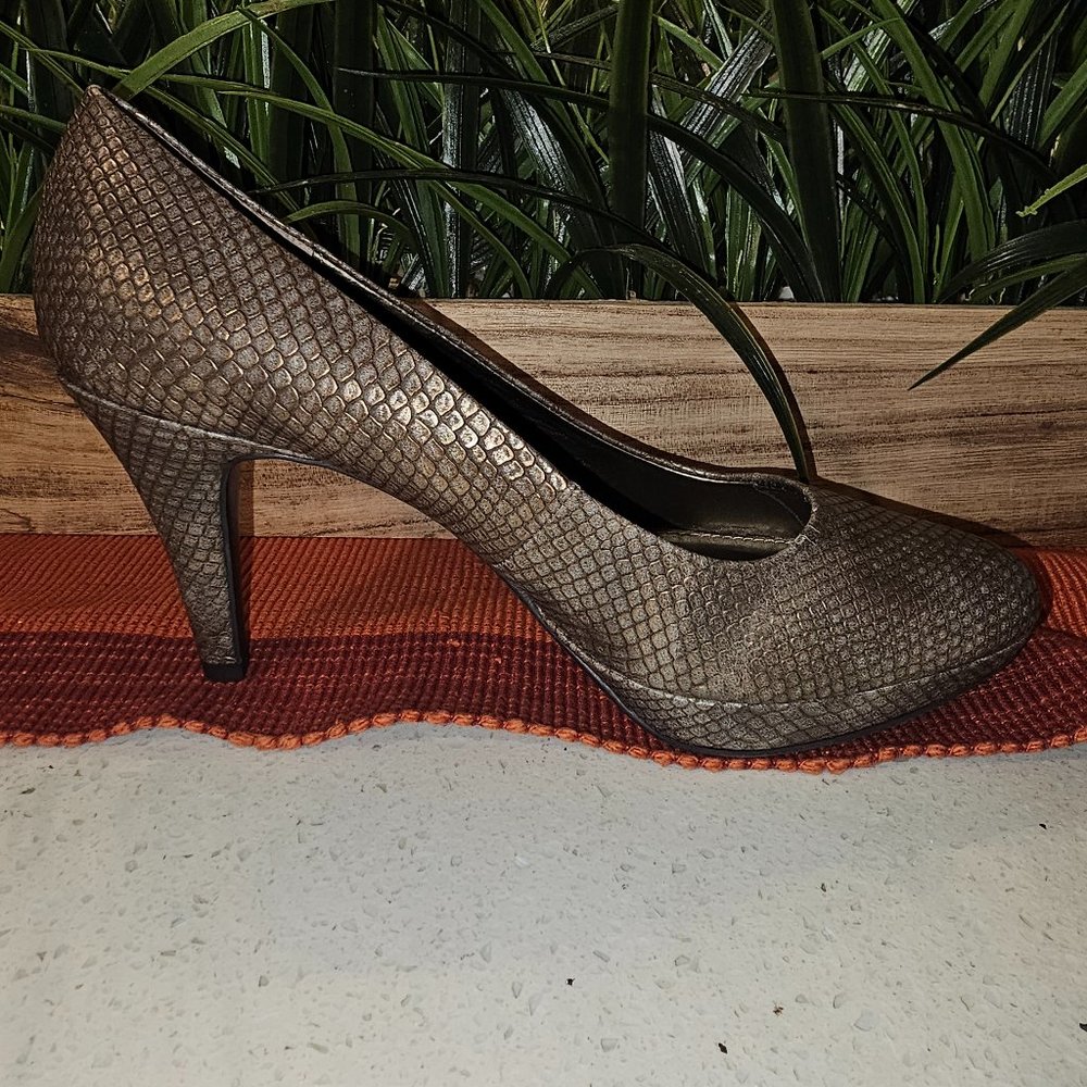Bandolino Snakeskin Pewter Pump